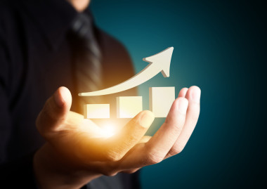 手中拿著一個(gè)上升的箭頭，表示業(yè)務(wù)增長(zhǎng)