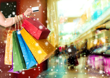 持有信用卡和购物袋的女人 