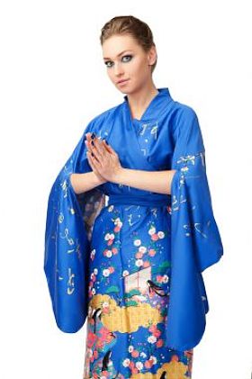 在白色背景上孤立的日本和服的年轻女子