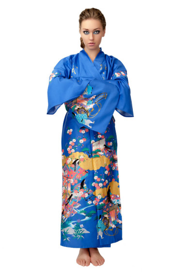 在白色背景上孤立的日本和服的年轻女子