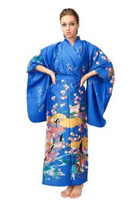 在白色背景上孤立的日本和服的年轻女子