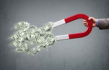 商人吸引磁鐵的錢圖片