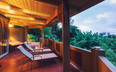 浪漫的甲板上热带家在日落时图片