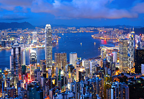 在晚上的香港城图片