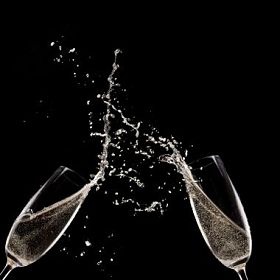 在黑色背景上的香槟酒杯图片