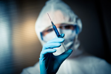 研究员在准备一个注射器的防护服