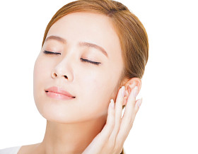 关闭了美丽的年轻女子的脸图片