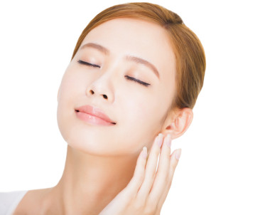 近看美麗的年輕亞洲女人的臉圖片