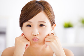  年轻的亚洲女人脸