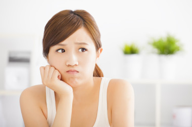 年轻的亚洲女人的思考