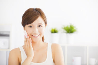 亞洲年輕美女清洗她的臉與棉花