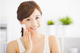 亚洲年轻美女清洗她的脸与棉花