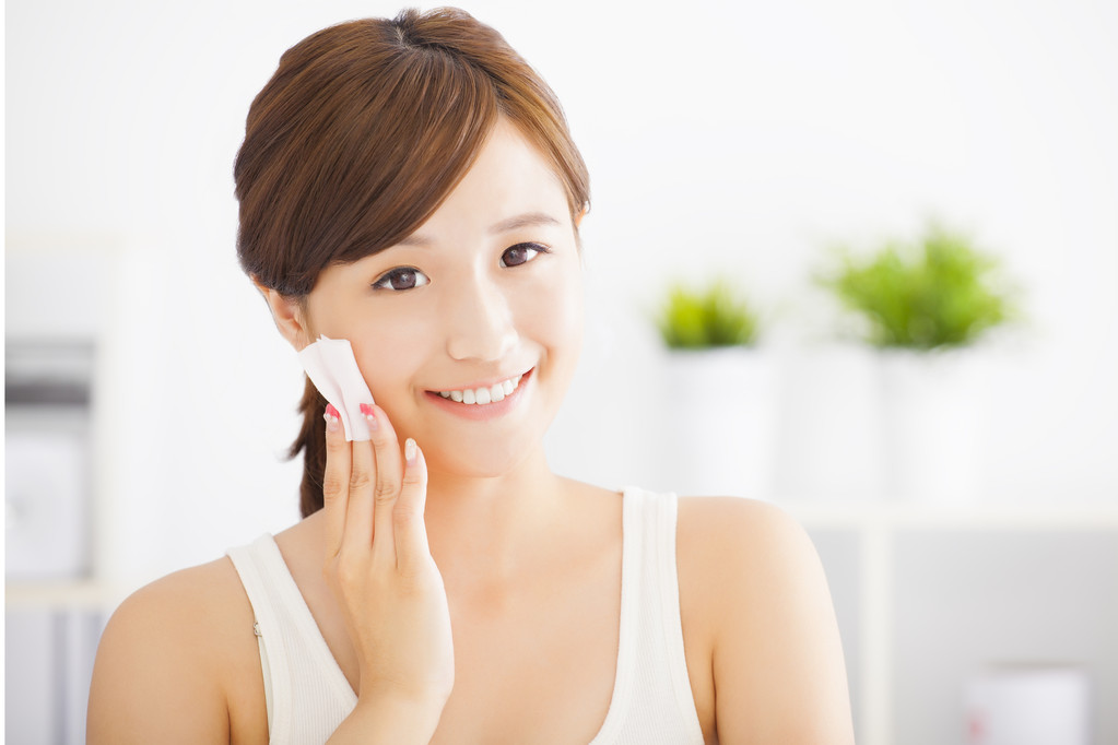 亚洲年轻美女清洗她的脸与棉花