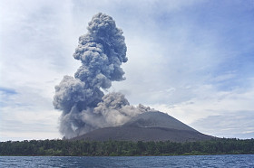 火山爆发。迦勒 krakatau