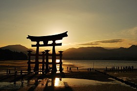 鸟居门寺在日落期间的