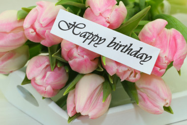 生日快樂卡與粉紅色郁金香
