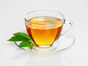 与茶和绿色叶杯照片