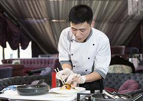 厨师准备膳食图片