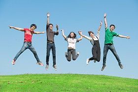 夏天，假期，假期，快乐的人概念-组的练习本