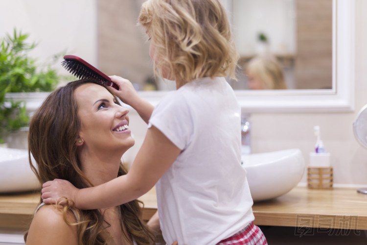 女孩為她母親做的發(fā)型圖片