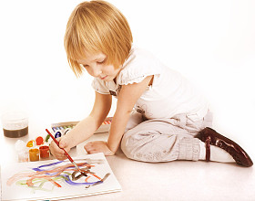 小可爱的金发女孩画孤立