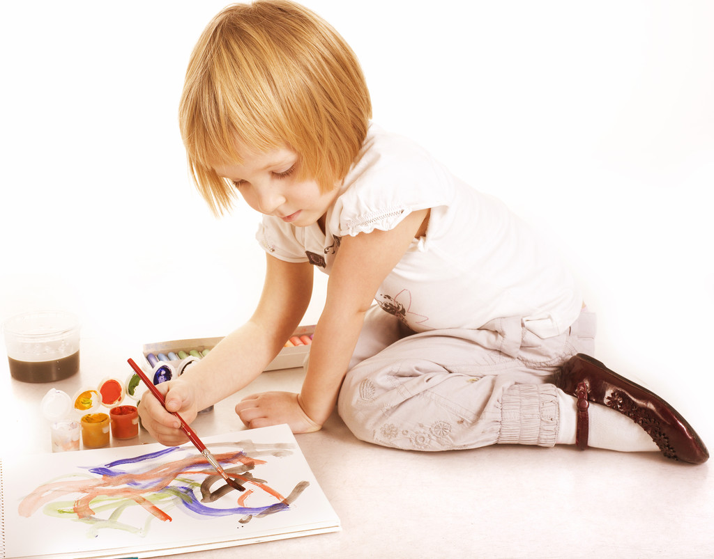 小可爱的金发女孩画孤立