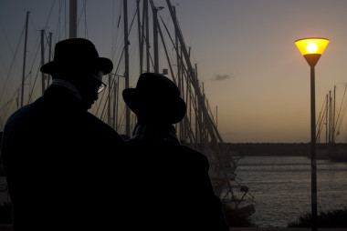 恋人在日落时海图片