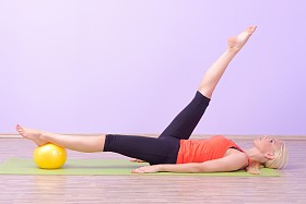 女人做普拉提练习图片