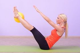 女人做普拉提练习图片