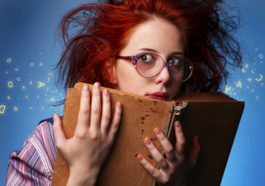 年輕的向?qū)⑴c老的魔法書(shū)和字母