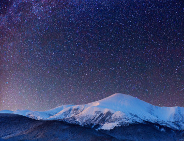 梦幻般的冬天流星雨和白雪皑皑的山峦