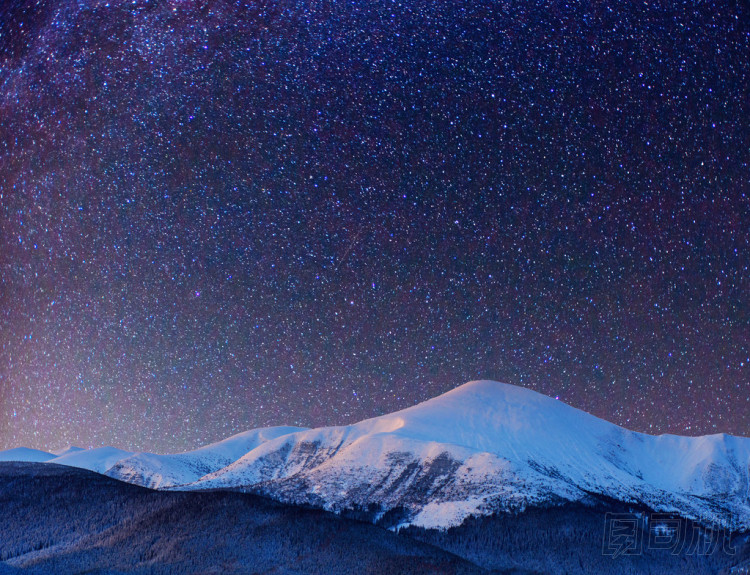 夢(mèng)幻般的冬天流星雨和白雪皚皚的山巒