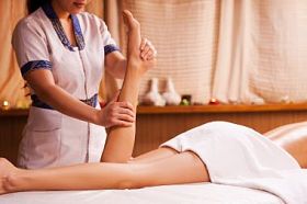按摩保健师按摩女的腿图片