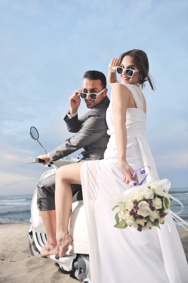 只被已婚夫婦上海灘乘坐白色踏板車