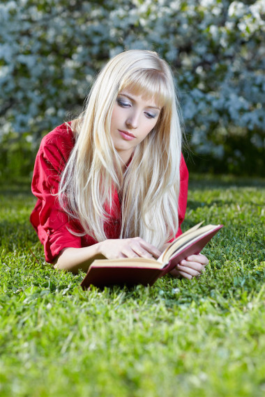 戶外活動用書的女孩