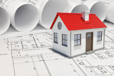 附近的建筑圖紙卷軸的紅頂小模型房子