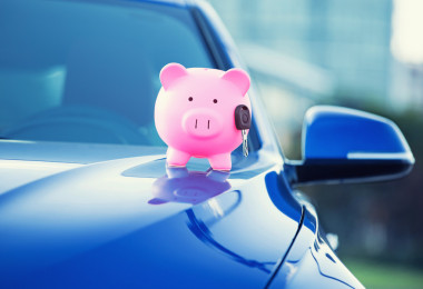 新車與儲(chǔ)錢罐，引擎蓋上的鍵 