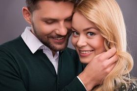 可爱美丽的夫妇照片