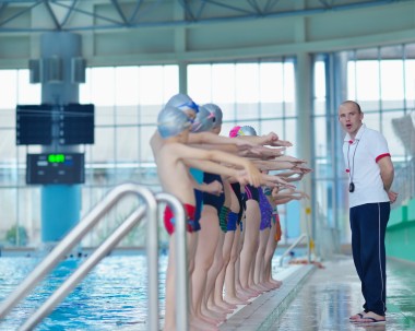 群快樂的孩子們在游泳池里圖片