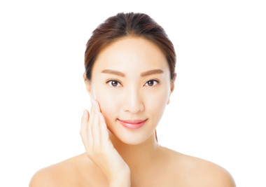特寫美麗年輕女人臉上白色孤立
