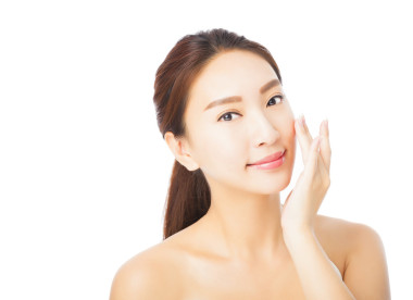 特寫美麗的亞洲年輕女子面對(duì)白色的隔離
