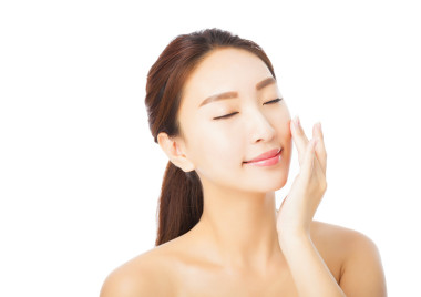 特写美丽的亚洲年轻女子面对白色的隔离