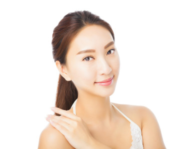 特寫美麗的亞洲年輕女子面對白色的隔離