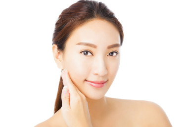 特写美丽的亚洲年轻女子面对白色的隔离