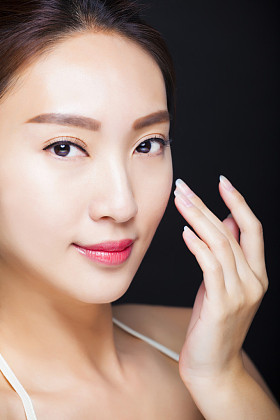 美丽年轻的亚洲女人脸特写 图片