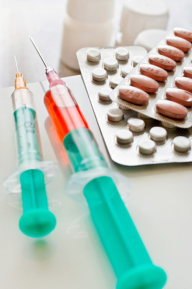 不同的药丸和注射器-卫生保健