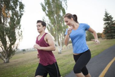 工作的年轻成人