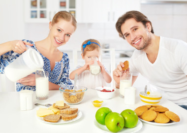 快樂家庭母親、 父親、 孩子寶貝女兒吃早飯