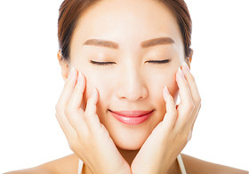 美丽年轻的亚洲女人脸特写 