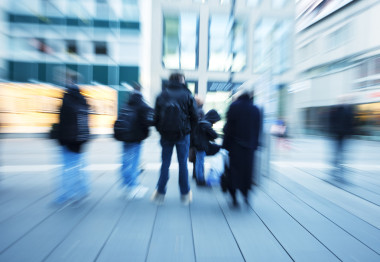 在公共汽車站等車的旅客